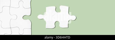 Puzzle auf grüner Oberfläche. Verbinden, Netzwerkidee. Metapher von Teamwork, Problemlösung. Kreative Geschäftspartnerschaft, Lösungs- und Erfolgskonzept Stockfoto