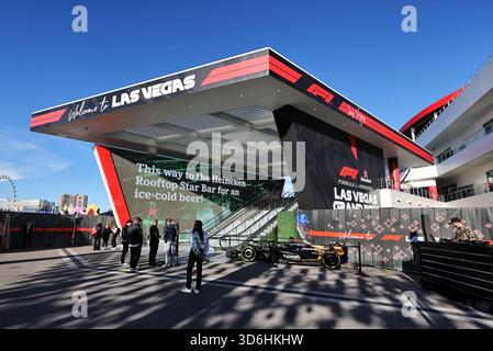 Las Vegas, USA. November 2025. Fahrerlager-Atmosphäre. 20.11.2025. Formel-1-Weltmeisterschaft, Rd 22, Las Vegas Grand Prix, Las Vegas, Nevada, USA, Guthaben am Übungstag: James Moy/Alamy Live News Stockfoto