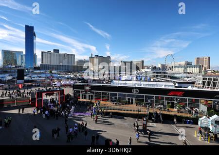 Las Vegas, USA. November 2025. Fahrerlager-Atmosphäre. 20.11.2025. Formel-1-Weltmeisterschaft, Rd 22, Las Vegas Grand Prix, Las Vegas, Nevada, USA, Guthaben am Übungstag: James Moy/Alamy Live News Stockfoto