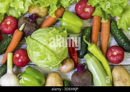 Essen, verschiedene bunte Gemüsesorten auf dem ganzen Tisch im Vollformat. Gesunde Ernährung Stockfoto