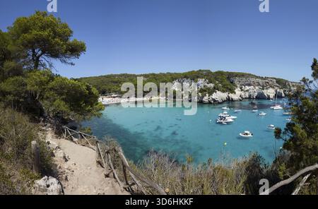 Erhöhter Blick auf Cala Macarella auf Menorca, Balearen, Spanien Stockfoto