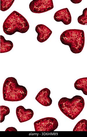 Weihnachts- oder Valentinskomposition aus glühender roter Herzdeko und Glitzer auf rosa Oberfläche. Frohe weihnachten und glückliches Neues Jahr 2021, glücklich Stockfoto