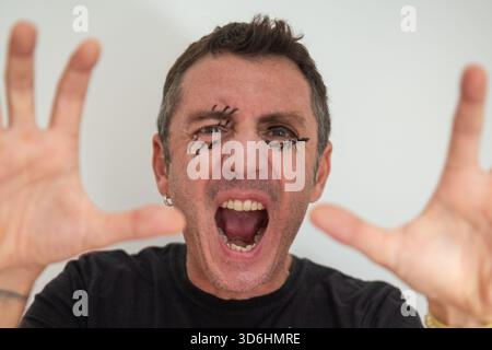 Porträt eines Mannes mit Gesicht für Karneval, der ein Gesicht ausmacht. Der Mann ist vierzig Jahre alt und kaukasischer Herkunft Stockfoto