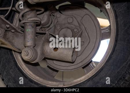 Verschleiß am Federfederfederdämpfer und verdrehten Achsträger weist auf hohe Kilometerleistung oder unwegsame Straßenfahrten hin. Selektiver Fokus Stockfoto