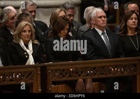 Washington, Vereinigte Staaten Von Amerika. November 2025. Die ehemalige First Lady Dr. Jill Biden, die ehemalige US-Vizepräsidentin Kamala Harris, der ehemalige US-Vizepräsident Mike Pence und die ehemalige Second Lady Karen Pence werden am Donnerstag, den 20. November 2025, in der Washington National Cathedral in Washington, DC, USA bei einer Beerdigungsfeier für den ehemaligen US-Vizepräsidenten Richard B Cheney gesehen. Vizepräsident Cheney starb am 3. November 2025 im Alter von 84 Jahren. Kreditvergabe: Mattie Neretin/CNP/SIPA USA Credit: SIPA USA/Alamy Live News Stockfoto