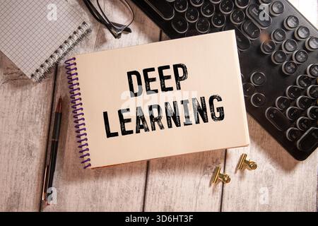 Würfel bilden die Worte DEEPFAKE auf Holzwürfelblock. Deepfake-Konzept passend zu Gesichtsbewegungen. Stockfoto