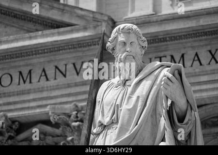 Eine Statue des Heiligen Paulus vor dem Petersdom im Vatikan. Stockfoto