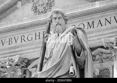 Eine Statue des Heiligen Paulus vor dem Petersdom im Vatikan. Stockfoto