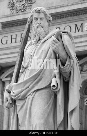 Eine Statue des Heiligen Paulus vor dem Petersdom im Vatikan. Stockfoto