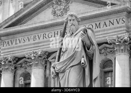 Eine Statue des Heiligen Paulus vor dem Petersdom im Vatikan. Stockfoto
