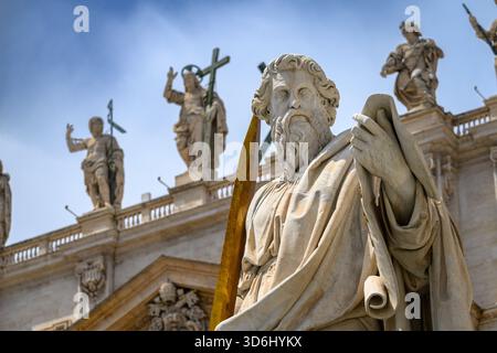 Eine Statue des Heiligen Paulus vor dem Petersdom im Vatikan. Stockfoto