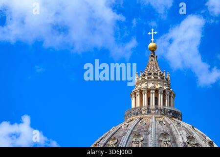 Die Kuppel des Petersdoms im Vatikan, Rom, Italien. Stockfoto
