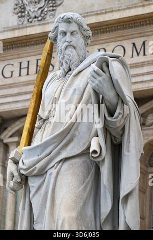 Eine Statue des Heiligen Paulus vor dem Petersdom im Vatikan. Stockfoto