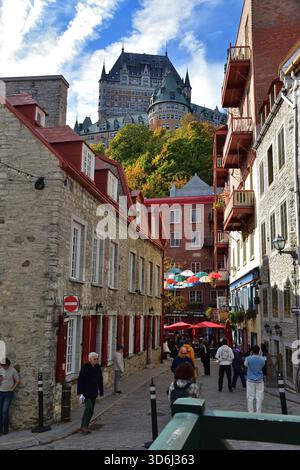 13. OKTOBER 2025 - QUEBEC, QUEBEC, KANADA - Quebec City Chateau Frontenac. Schloss Frontenac (Fairmont Hotel) von der Sackgasse (Rue du cUL-de-SAC). Stockfoto