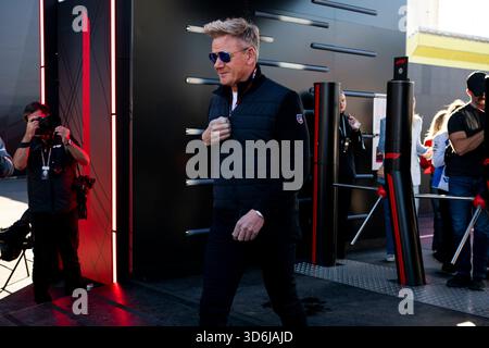 Las Vegas, Usa. November 2025. Küchenchef Gordon Ramsey kommt am Donnerstag, den 20. November 2025, zum Formel 1 Las Vegas Grand Prix auf dem Las Vegas Strip Circuit in Las Vegas. Foto: Greg Nash/UPI Credit: UPI/Alamy Live News Stockfoto