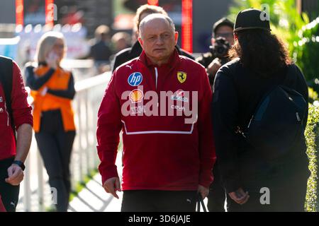 Las Vegas, Usa. November 2025. Der Scuderia Ferrari-Direktor Fred Vasseur trifft am Donnerstag, den 20. November 2025, während des Formel 1 Las Vegas Grand Prix auf dem Las Vegas Strip Circuit in Las Vegas ein. Foto: Greg Nash/UPI Credit: UPI/Alamy Live News Stockfoto