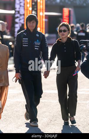 Las Vegas, Usa. November 2025. Der thailändische Formel-1-Fahrer Alex Albon von Williams Racing und seine Freundin Lily Muni Er kommen am Donnerstag, den 20. November 2025, zum Grand Prix von Las Vegas auf dem Las Vegas Strip Circuit in Las Vegas an. Foto: Greg Nash/UPI Credit: UPI/Alamy Live News Stockfoto