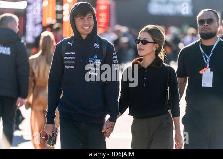 Las Vegas, Usa. November 2025. Der thailändische Formel-1-Fahrer Alex Albon von Williams Racing und seine Freundin Lily Muni. Am Donnerstag, den 20. November 2025, erreichten er den Formel-1-Las-Vegas-Grand-Prix auf dem Las Vegas Strip Circuit in Las Vegas. Foto: Greg Nash/UPI Credit: UPI/Alamy Live News Stockfoto
