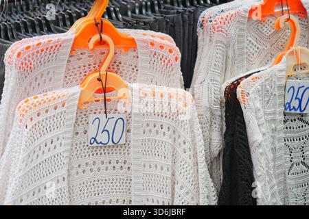 Weiße und schwarze Strickjacke auf dem lokalen Markt Stockfoto