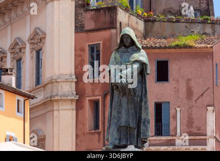 Denkmal für Giordano Bruno am Campo de Fiori, umgeben von Gebäuden in Rom, Italien Stockfoto