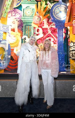 New York, USA. November 2025. (L-R) Linda Fargo und Tracy Margolies, Präsidentin von Bergdorf Goodman, posieren vor den neu eingeweihten Feiertagsfenstern des Kaufhauses Bergdorf Goodman, New York, NY, 20. November 2025. (Foto: Anthony Behar/SIPA USA) Credit: SIPA USA/Alamy Live News Stockfoto