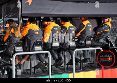 Las Vegas, USA. November 2025. McLaren Pit Gantry. 20.11.2025. Formel-1-Weltmeisterschaft, Rd 22, Las Vegas Grand Prix, Las Vegas, Nevada, USA, Übungstag Foto sollte lauten: XPB/Alamy Live News. Stockfoto
