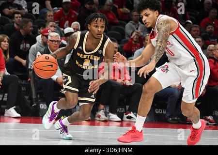 20. November 2025: Jalen Griffith (2) trägt den Ball gegen John Mobley Jr. (0) in Columbus, Ohio. Brent Clark/CSM Stockfoto