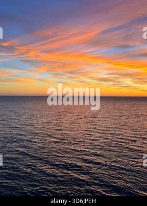Abenddämmerung Wolken über ruhigem Meer Stockfoto