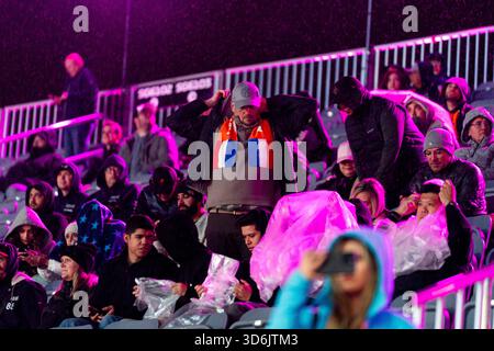 Las Vegas, Usa. November 2025. Die Fans ziehen Ponchos auf, während es regnet, bevor sie am Donnerstag, den 20. November 2025, das zweite freie Training des Formel 1 Las Vegas Grand Prix auf dem Las Vegas Strip Circuit in Las Vegas absolvieren. Foto: Greg Nash/UPI Credit: UPI/Alamy Live News Stockfoto