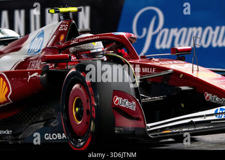 Las Vegas, Usa. November 2025. Der britische Formel-1-Pilot Lewis Hamilton von Scuderia Ferrari im Einsatz während des zweiten freien Trainings des Formel-1-Grand Prix von Las Vegas auf dem Las Vegas Strip Circuit am Donnerstag, den 20. November 2025. Foto: Greg Nash/UPI Credit: UPI/Alamy Live News Stockfoto