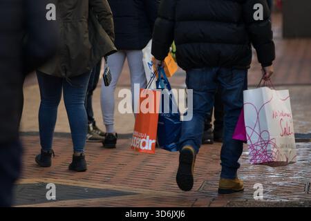 Aktenfoto vom 12/18 von Menschen, die im Stadtzentrum von Birmingham einkaufen. Das Vertrauen der Verbraucher ist bei allen Maßnahmen gesunken, da die Öffentlichkeit im Haushalt der nächsten Woche auf schwierige Nachrichten stürzt, wie Zahlen zeigen. Der langjährige Verbrauchervertrauensindex der GfK fiel im November um zwei Punkte auf minus 19 Punkte, wobei alle fünf Kennzahlen vom Vertrauen in die allgemeine Wirtschaft bis hin zu den Ausgabenerwartungen fielen. Ausgabedatum: Freitag, 21. November 2025. Stockfoto