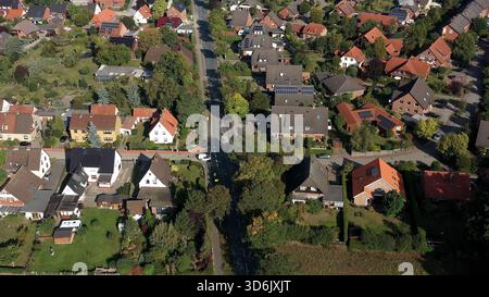 Aus der Vogelperspektive auf eine Vorstadtstraße mit Einfamilienhäusern und grünen Gärten, mit Wohnarchitektur und Stadtplanung Stockfoto
