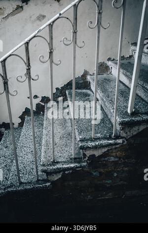 Alte, verlassene Gebäudetreppe Stockfoto