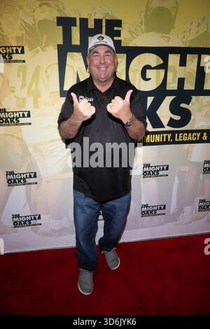 Los Angeles, USA. November 2025. Der Produzent Brad Ledwith nimmt am 20. November 2025 an der Weltpremiere des Dokumentarfilms THE MIGHTY OAKS im WAHRZEICHEN Theater WESTWOOD, Los Angeles, KALIFORNIEN Teil Stockfoto