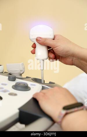 Modernes Ultraschallgerät. Sonographische Untersuchungen innerer Organe. Eine Frau, die sich einer Ultraschalluntersuchung ihrer Bauchhöhle unterzieht. Ultraschalluntersuchung Stockfoto