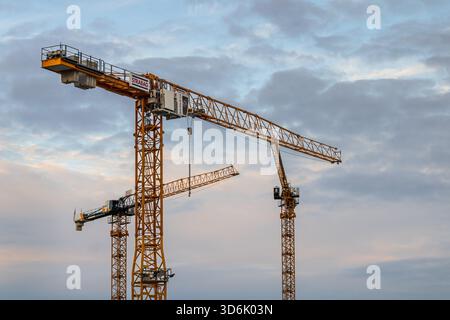 Ljubljana, Slowenien 19. Oktober 2025 zahlreiche Baukräne türmen sich gegen einen bewölkten Himmel auf einer Baustelle Stockfoto