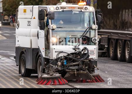 Ljubljana, Slowenien 19. Oktober 2025 Straßenkehrmaschine Reinigung städtischer Fahrbahnen, Stadtfahrzeug zur Reinigung von Straßen und Gehwegen im Freien Stockfoto