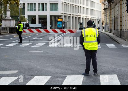 Ljubljana, Slowenien 19. Oktober 2025 zwei Event Marshal in Warnweste auf geschlossener Straße (reditelj) Stockfoto