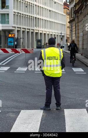Ljubljana, Slowenien 19. Oktober 2025 Event Marshal in Warnweste auf geschlossener Straße (reditelj) Stockfoto