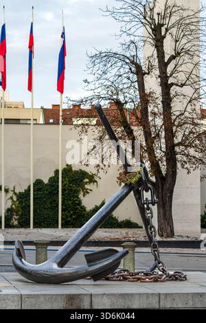 Ljubljana, Slowenien 19. Oktober 2025 der eiserne Anker, eine Statue auf dem Kongressplatz in Ljubljana, ist ein Symbol für die Rückkehr Sloweniens in die se Stockfoto