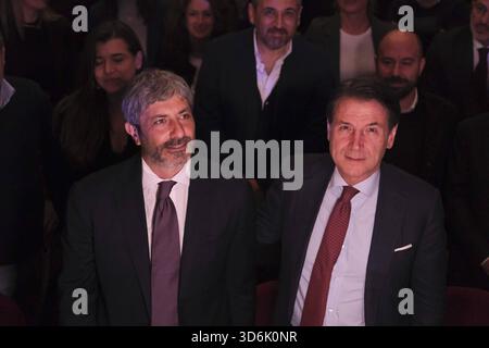 Giuseppe Conte ist ein italienischer Politiker und Jurist, Premierminister der Italienischen Republik vom 1. Juni 2018 bis 13. Februar 2021 und Präsident der fünf-Sterne-Bewegung. Er war vom 15. März 2013 bis zum 12. Oktober 2022 Mitglied der Abgeordnetenkammer für die fünf-Sterne-Bewegung, ehemaliger Präsident der Abgeordnetenkammer. Während der Wahlkundgebung von Roberto Fico, Kandidat für den Präsidenten der Mitte-Links-Koalition in Kampanien, Neapel, am 14. November 2025. Neapel Neapel Italien Copyright: XAntonioxBalascox/xLiveMediax L Stockfoto