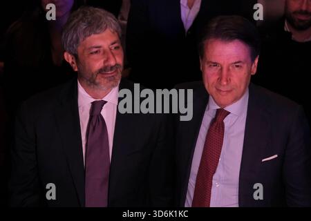 Giuseppe Conte ist ein italienischer Politiker und Jurist, Premierminister der Italienischen Republik vom 1. Juni 2018 bis 13. Februar 2021 und Präsident der fünf-Sterne-Bewegung, Roberto Fico ist ein italienischer Politiker. Er war vom 15. März 2013 bis zum 12. Oktober 2022 Mitglied der Abgeordnetenkammer für die fünf-Sterne-Bewegung, ehemaliger Präsident der Abgeordnetenkammer. Während der Wahlkundgebung von Roberto Fico, Kandidat für den Präsidenten der Mitte-Links-Koalition in Kampanien, Neapel, am 14. November 2025. Stockfoto