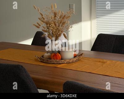 Modernes und minimalistisches Wohnzimmer mit großem Holztisch und saisonaler Herbstdekoration Stockfoto