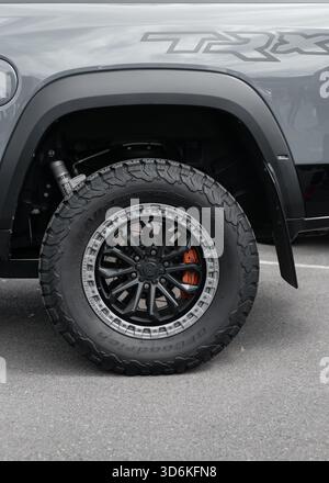 Nahaufnahme des grauen RAM TRX Trucks: Hinterrad mit Geländebereifung, Lkw-Bett mit Kotflügel. Stockfoto