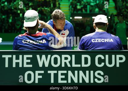Die tschechischen Tennisspieler Jakub Mensik und Tomas Machac sprechen mit dem nicht spielenden Kapitän Tomas Berdych (Mitte) während des Spiels Tschechische Republik gegen Spanien in Stockfoto