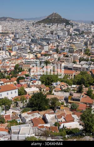 Blick auf das Viertel Plaka und die Stadt Athen mit Lycabettus-Hügel im Hintergrund Stockfoto