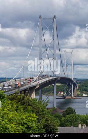 Blick auf die Forth Road Bridge von Queensferry aus mit Blick auf den Firth of Forth, Edinburgh, Schottland Stockfoto