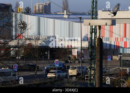 Cottbus, Brandenburg, Deutschland. November 2025. Blick auf den Hauptbahnhof Cottbus. Eine 250 Kilogramm schwere Bombe aus dem Zweiten Weltkrieg, die während der Bauarbeiten an der neuen EISWARTUNGSANLAGE entdeckt wurde, führte zu einer 300 Meter langen Sperrzone und der Evakuierung von rund 500 Einwohnern. Das Gerät, eine deutsche Luftbombe mit sowjetischer Sicherung, wird von der Sprengstoffentsorgungsbehörde entschärft. Die Anlage war bereits vor dem Bau auf Kampfmittel überprüft worden, wobei dort im Mai und Juni Bomben freigesetzt wurden, da der Bahnhof Cottbus während des Zweiten Weltkriegs schwer bombardiert wurde (Foto: © Rouzbeh F Stockfoto