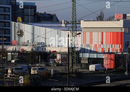 Cottbus, Brandenburg, Deutschland. November 2025. Blick auf den Hauptbahnhof Cottbus. Eine 250 Kilogramm schwere Bombe aus dem Zweiten Weltkrieg, die während der Bauarbeiten an der neuen EISWARTUNGSANLAGE entdeckt wurde, führte zu einer 300 Meter langen Sperrzone und der Evakuierung von rund 500 Einwohnern. Das Gerät, eine deutsche Luftbombe mit sowjetischer Sicherung, wird von der Sprengstoffentsorgungsbehörde entschärft. Die Anlage war bereits vor dem Bau auf Kampfmittel überprüft worden, wobei dort im Mai und Juni Bomben freigesetzt wurden, da der Bahnhof Cottbus während des Zweiten Weltkriegs schwer bombardiert wurde (Foto: © Rouzbeh F Stockfoto