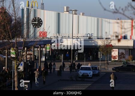 Cottbus, Brandenburg, Deutschland. November 2025. Blick auf den Hauptbahnhof Cottbus. Eine 250 Kilogramm schwere Bombe aus dem Zweiten Weltkrieg, die während der Bauarbeiten an der neuen EISWARTUNGSANLAGE entdeckt wurde, führte zu einer 300 Meter langen Sperrzone und der Evakuierung von rund 500 Einwohnern. Das Gerät, eine deutsche Luftbombe mit sowjetischer Sicherung, wird von der Sprengstoffentsorgungsbehörde entschärft. Die Anlage war bereits vor dem Bau auf Kampfmittel überprüft worden, wobei dort im Mai und Juni Bomben freigesetzt wurden, da der Bahnhof Cottbus während des Zweiten Weltkriegs schwer bombardiert wurde (Foto: © Rouzbeh F Stockfoto